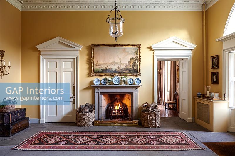 Entrance hall with fireplace