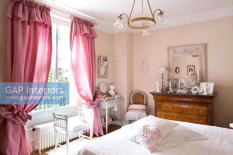 Pink curtains in bedroom