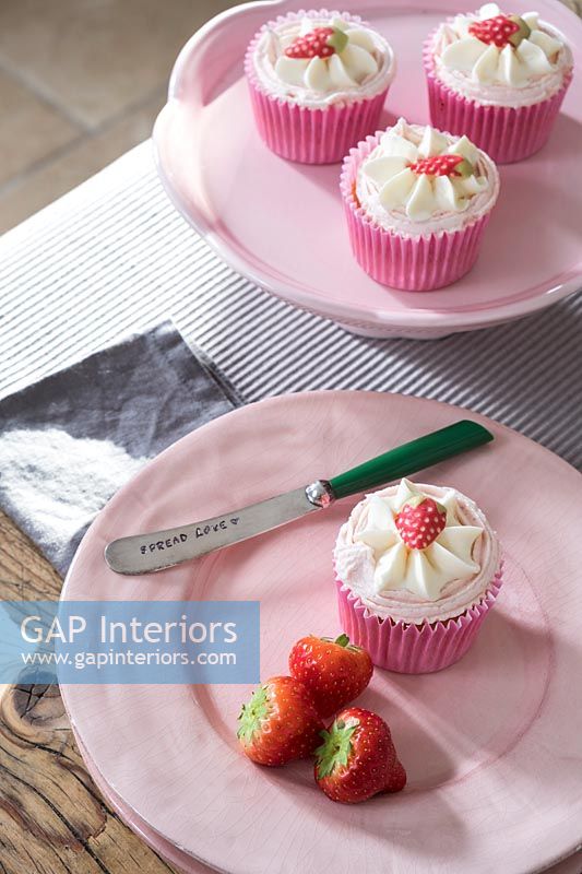 Cup cakes on pink plates