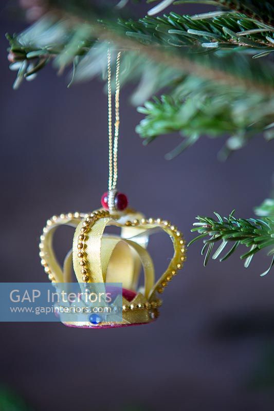Detail of crown Christmas tree decoration