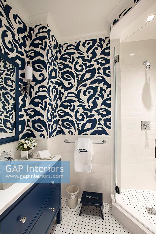Blue and white wallpaper in the bathroom