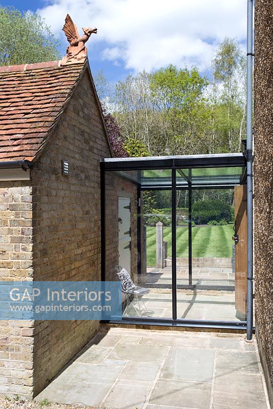 Contemporary connecting glass annexe