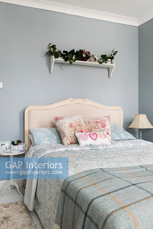 Bedroom with pale grey painted walls 