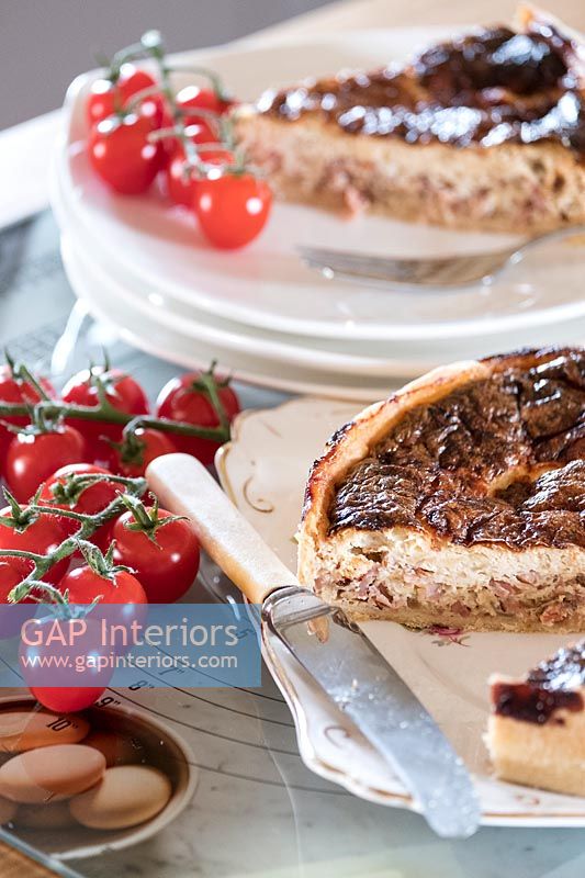 Quiche and tomatoes on plates 