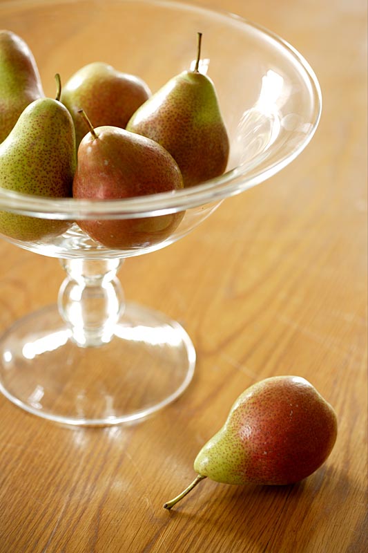 Pears in glass fruit bowl 