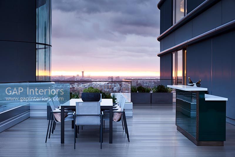 Large terrace with city views 