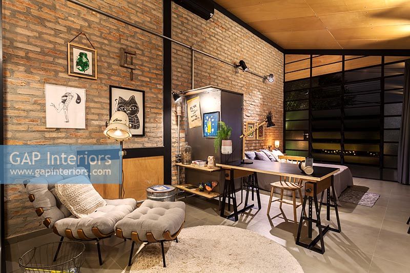 Small open plan industrial style apartment 