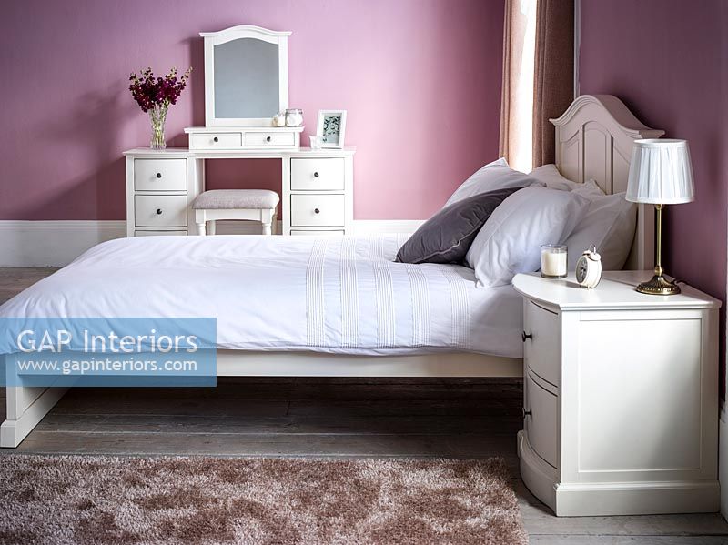Modern pink bedroom 