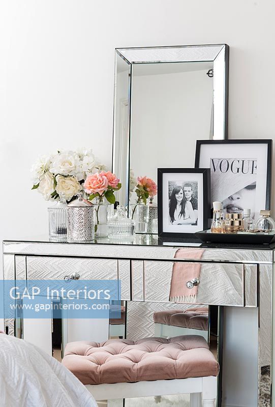 Modern mirrored dressing table 
