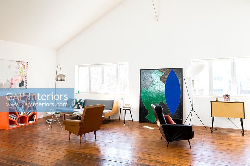 Modern living room with vintage furniture and modern artwork 