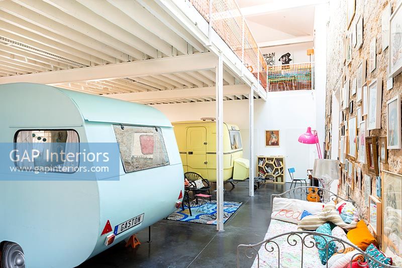 Vintage caravans in industrial home - childrens room 