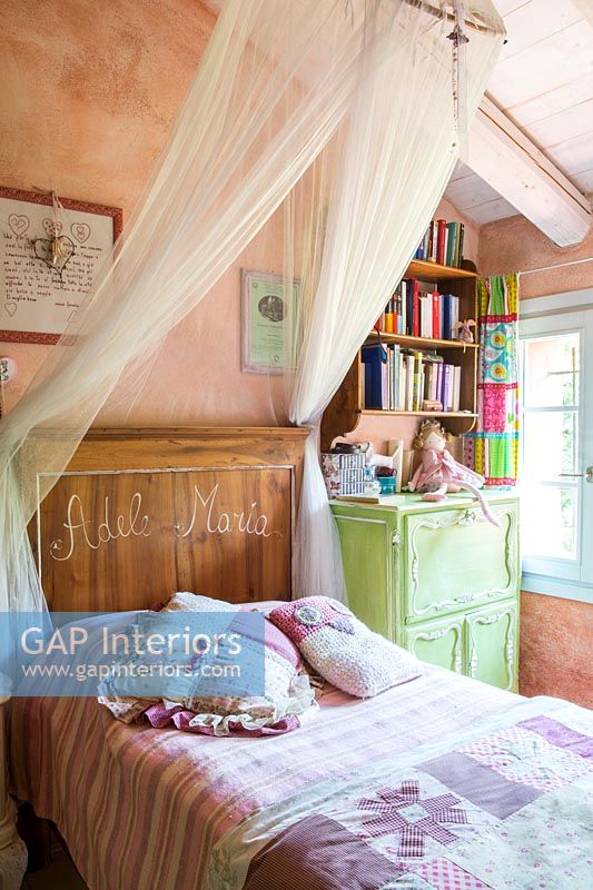 Childs country bedroom