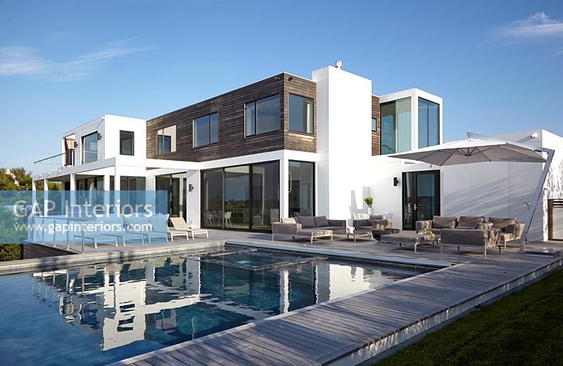Modern house and swimming pool 