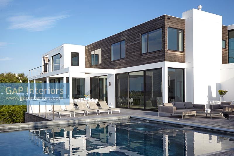 Modern house and swimming pool 