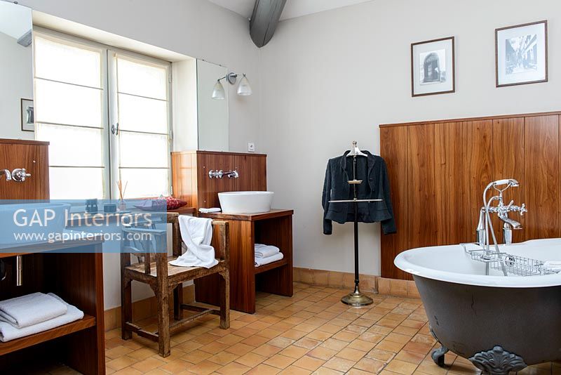 Classic bathroom with terracotta floor tiles 
