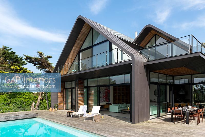 Modern house with swimming pool 