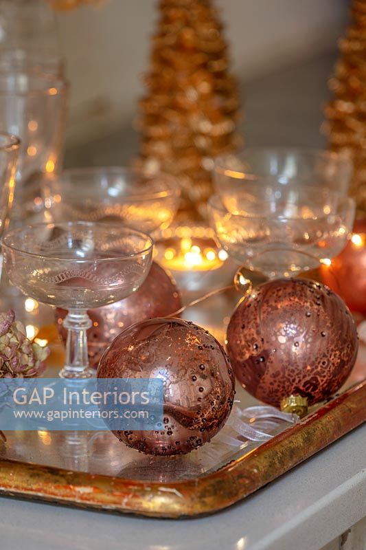 Tray of bronze and gold decorations with champagne glasses 