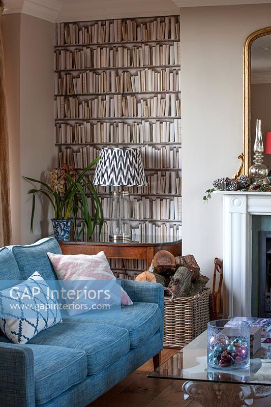 Bookshelf patterned wallpaper in classic living room 