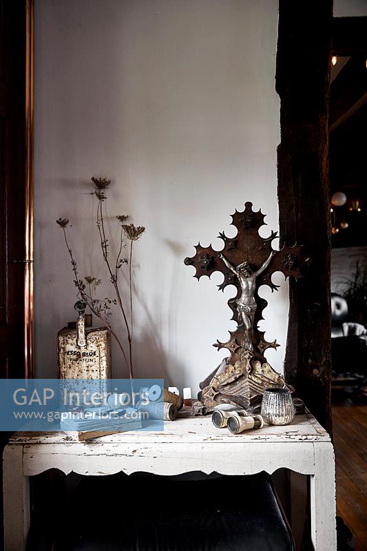 Vintage crucifix and other decorative items on side table 