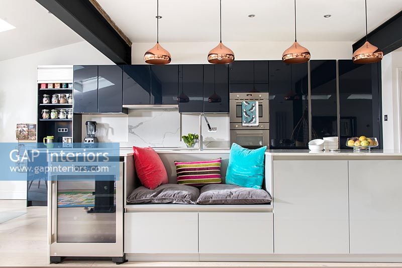 Built-in seat in modern kitchen units 
