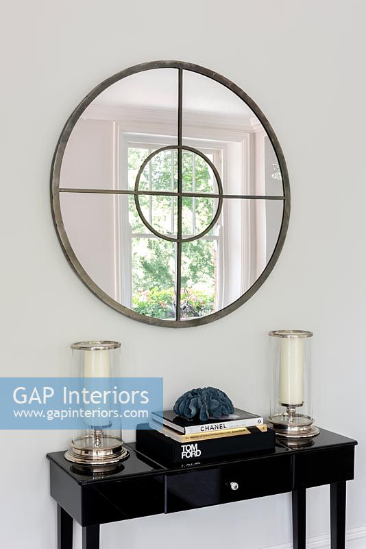 Circular mirror and console table 