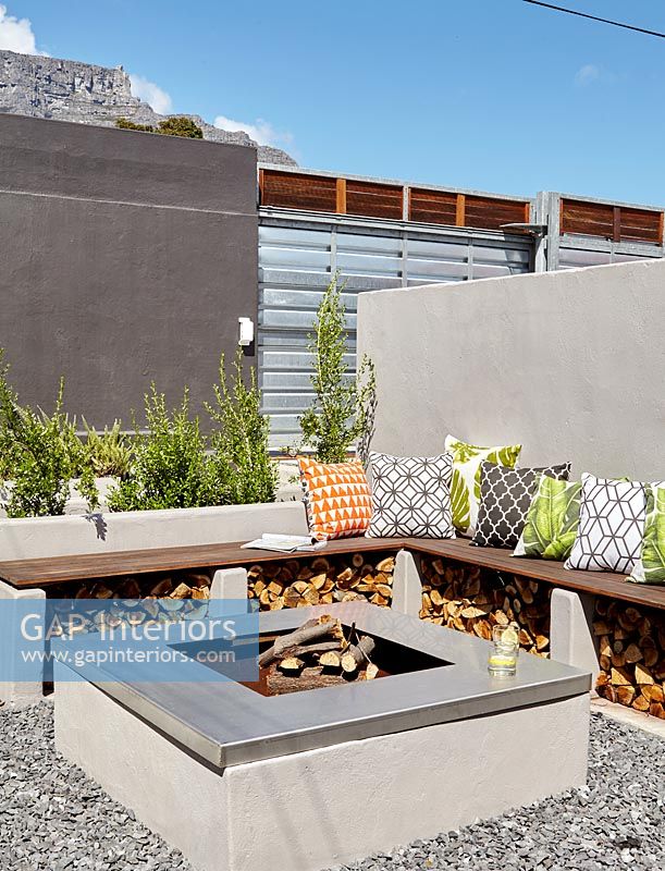 Courtyard garden with built in seating and fire pit 