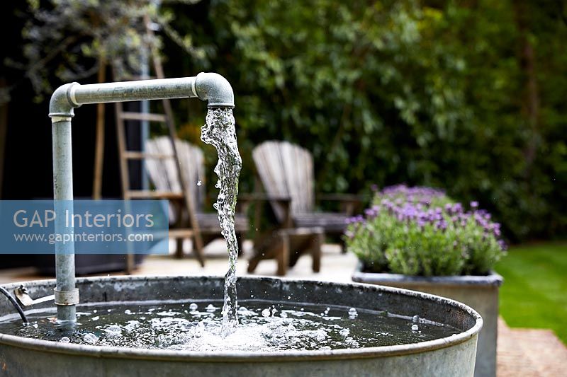 Country style water fountain 