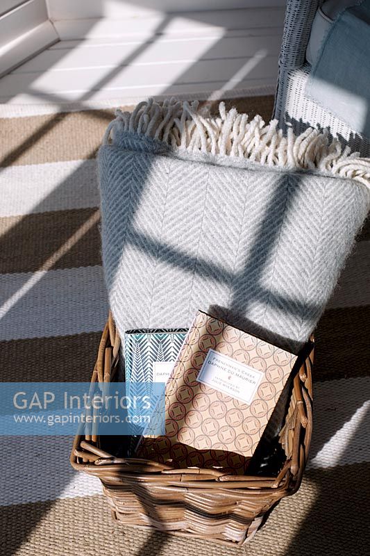Wicker basket with throw 