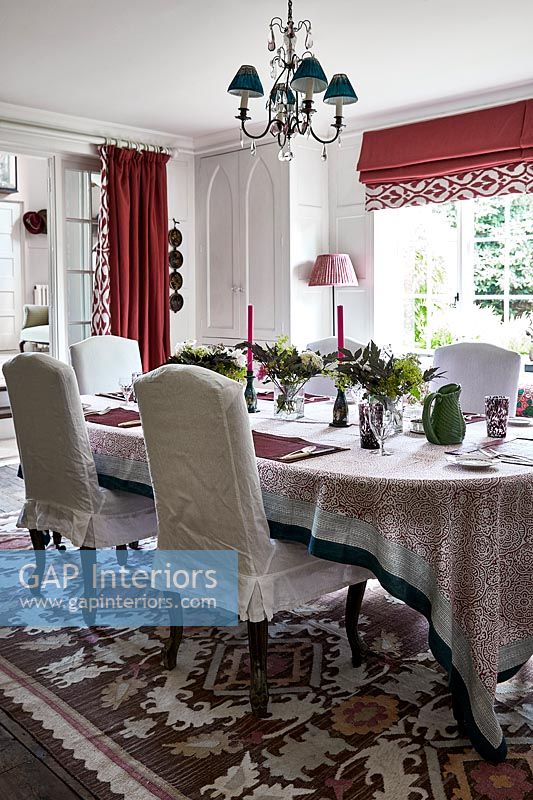 Red and white country dining room 