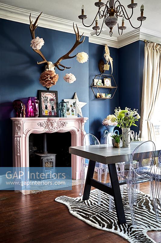 Colourful eclectic dining room 