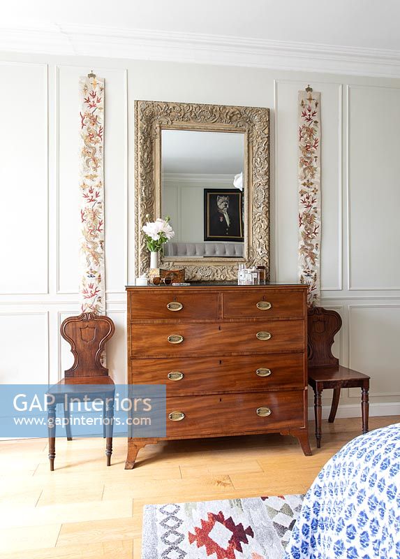 Classic chest of drawers 