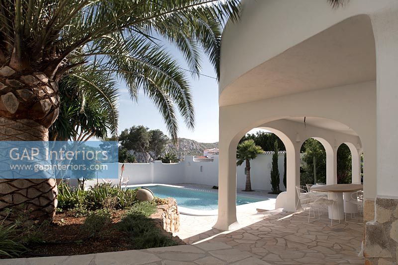 Modern villa and swimming pool 