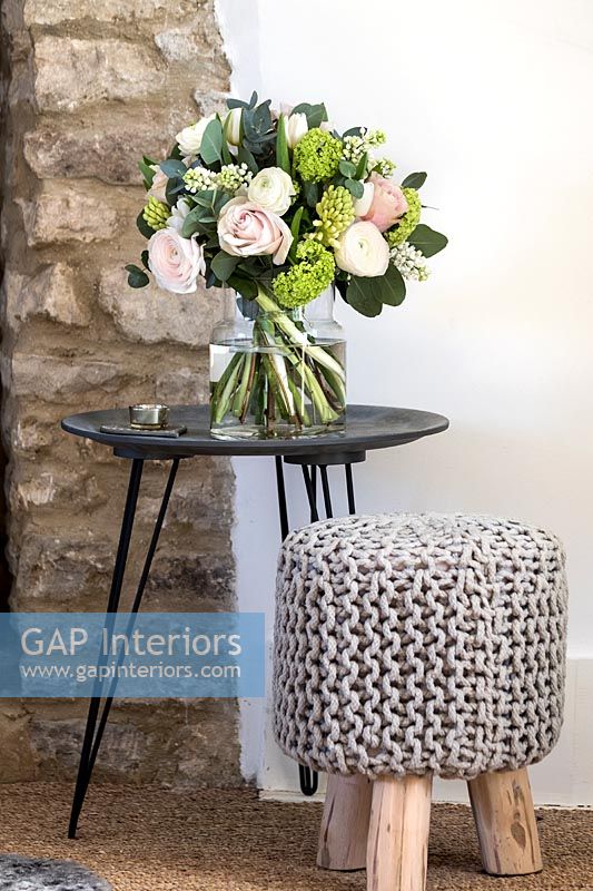Sidetable with flowers and footstall