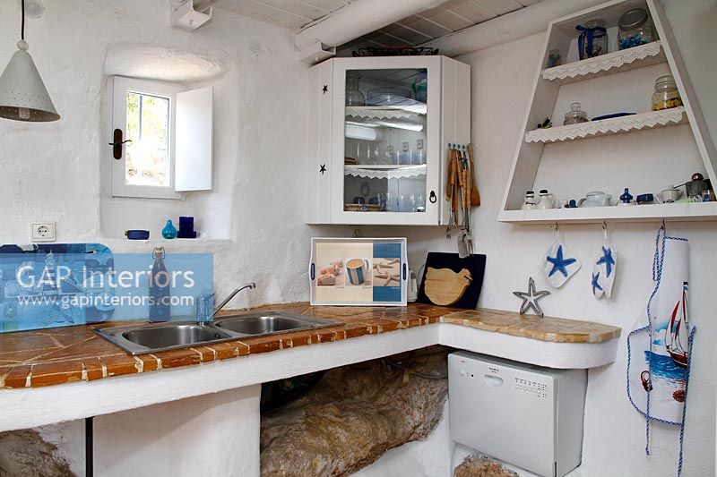 Mediterranean style cottage kitchen 