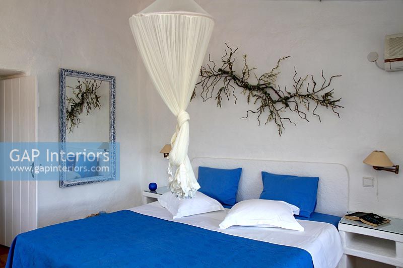 Mediterranean blue and white bedroom 