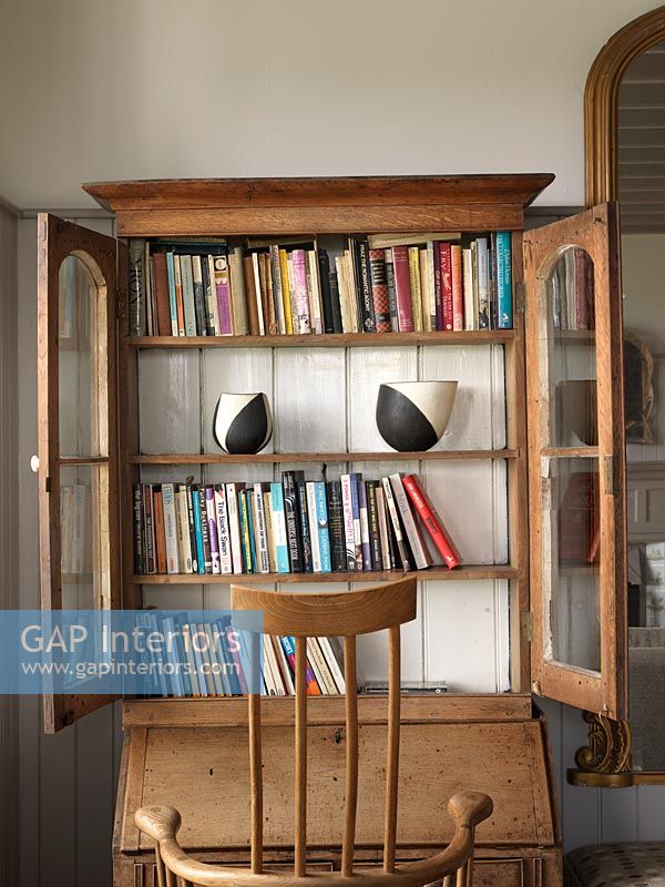 Wooden unit with book shelves over bureaux 