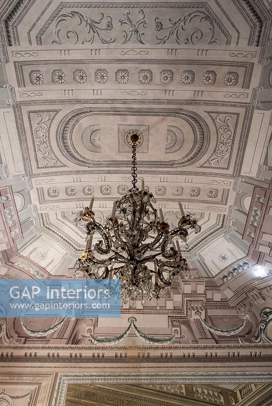 Classic chandelier with view of ornate ceiling 