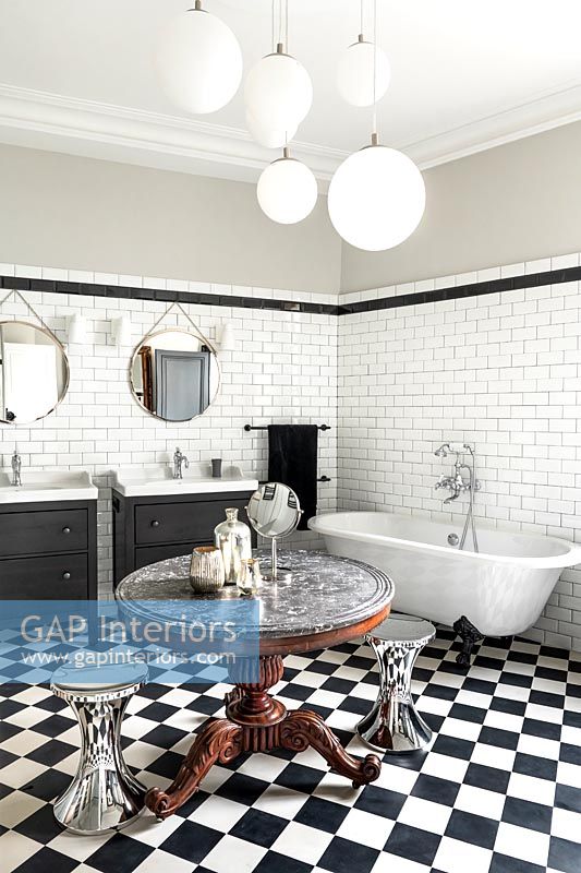 Black and white classic style bathroom 