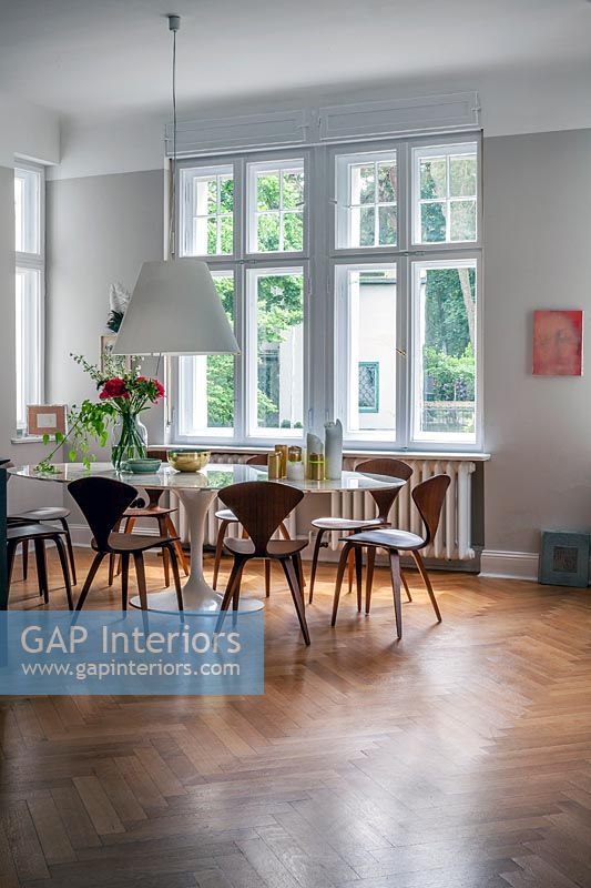 Modern dining room with parquet flooring 