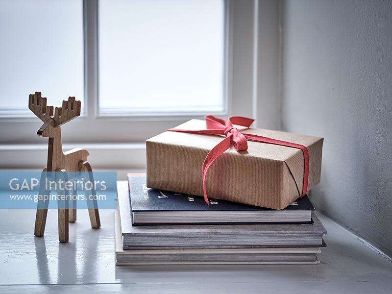 Christmas gift and wooden reindeer ornament - detail 