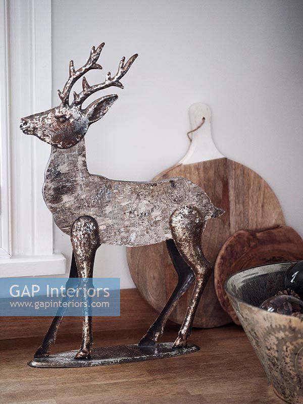 Metal reindeer ornament 