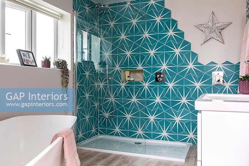 Star patterned tiling in modern bathroom 