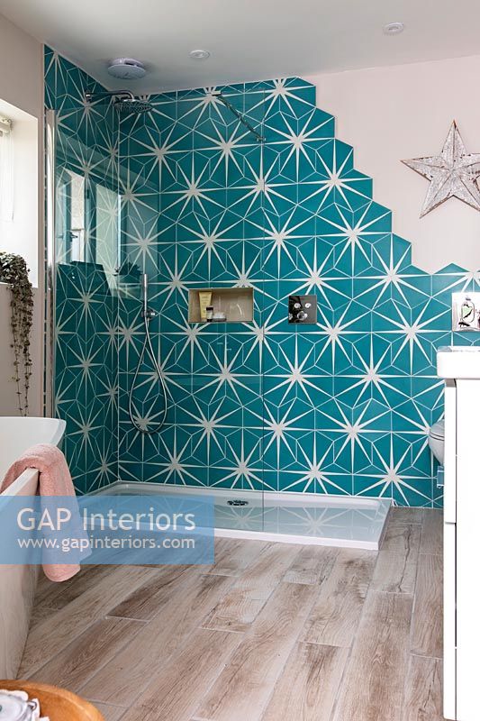 Star patterned tiling in modern bathroom 