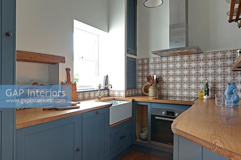 Blue and brown kitchen 