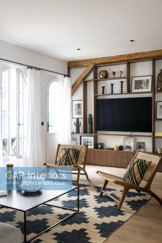 Modern living room with built-in shelves 