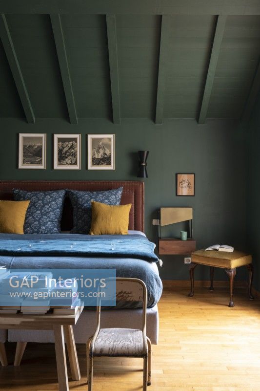  Cosy master bedroom painted in green