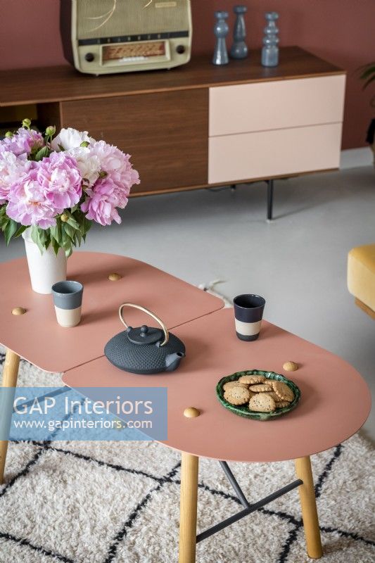 Modern pink coffee table - detail 