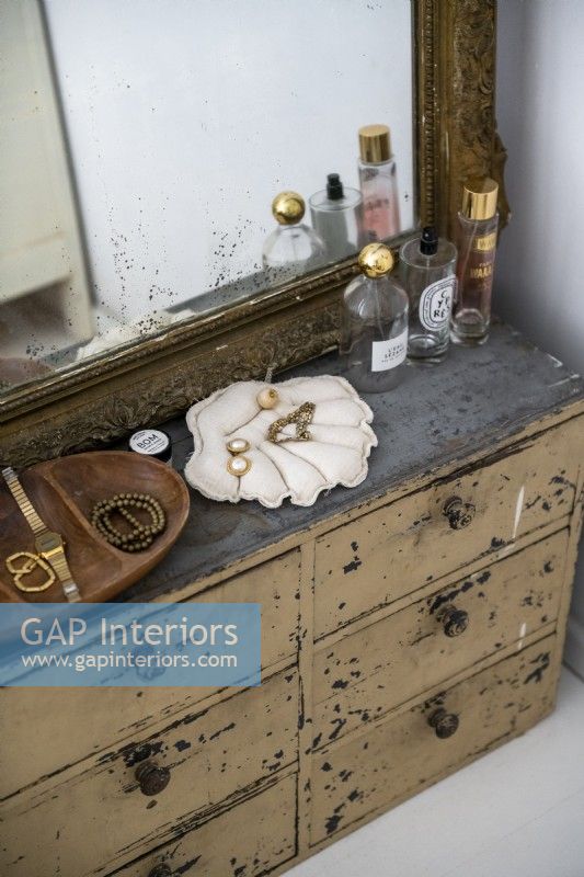 Distressed chest of drawers - dressing table detail