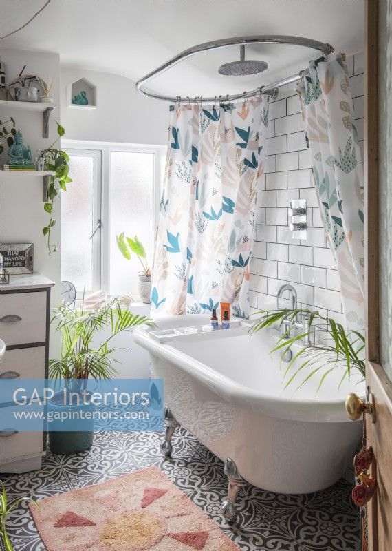 Vintage style eclectic bathroom