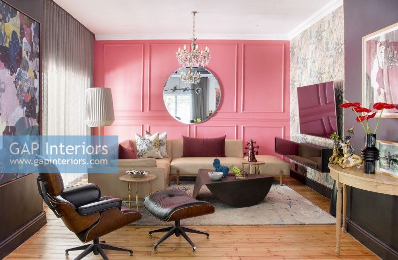 Living room with pink wall panelling 